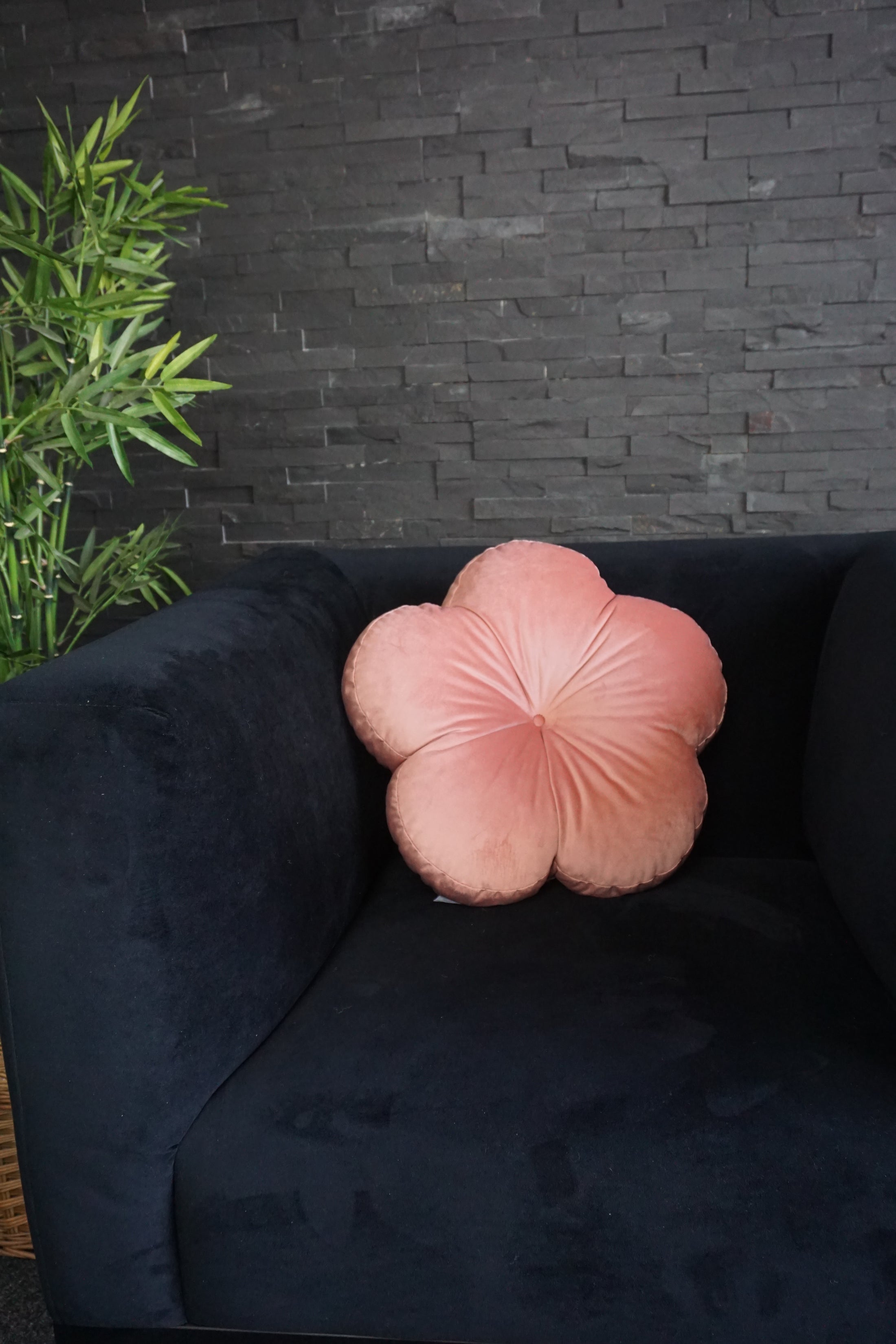Poduszka Dekoracyjna w Kształcie Kwiatka VELVET – Świeży Akcent Naturalnego Piękna do Każdego Wnętrza, Idealna na Prezent, Rozmiar Ø 42 cm