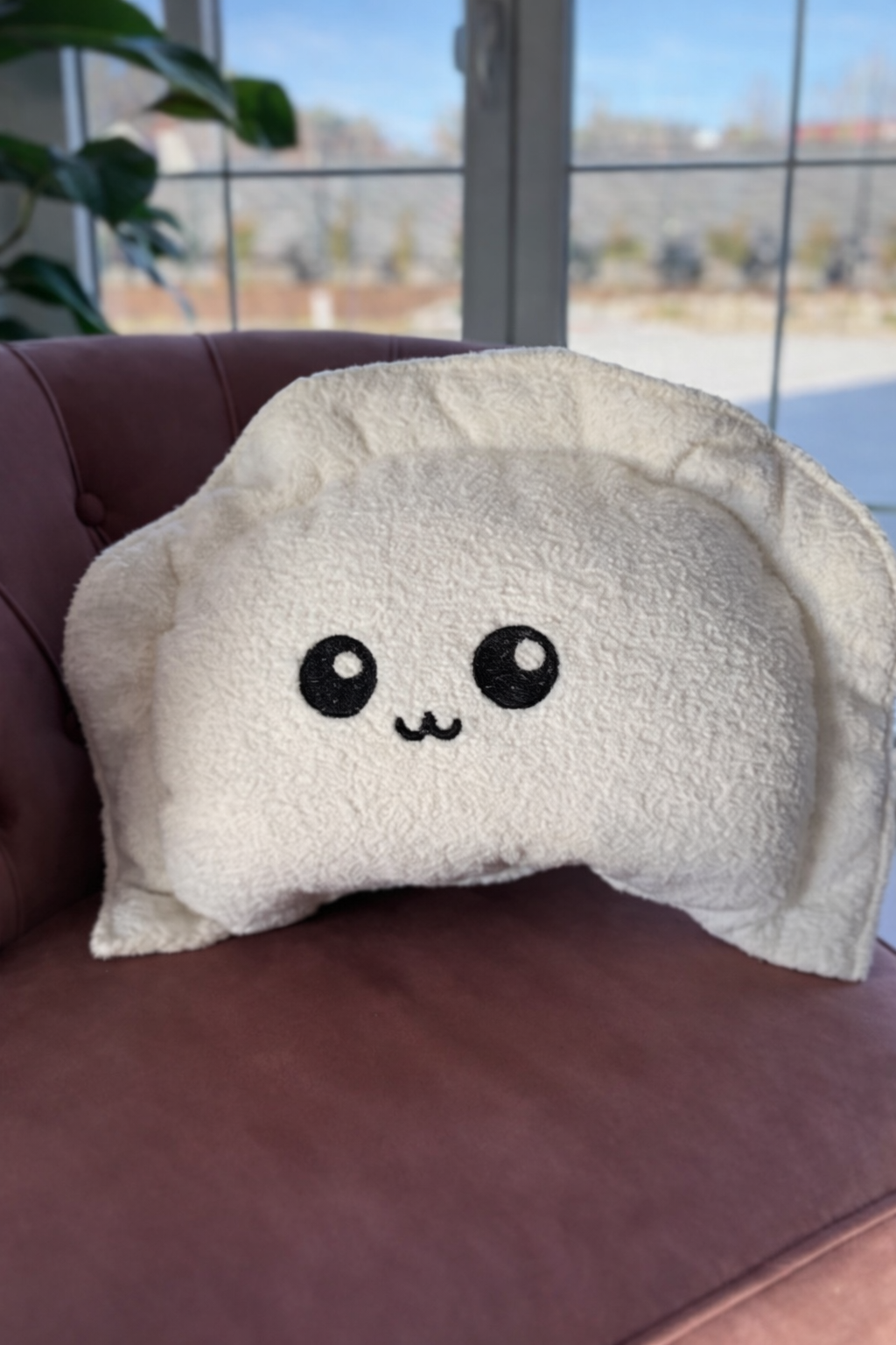 Poduszka pierożek z haftem